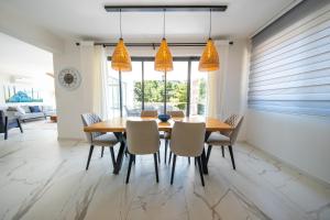 - une salle à manger avec une table et des chaises en bois dans l'établissement Olive Hills Villa - Family-Friendly Luxury Villa Uzumlu Fethiye by Sunworld Villas, à Fethiye