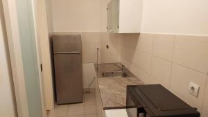 una piccola cucina con lavello e frigorifero di Spacious Condo In Luxury Complex Belville, Belgrade a Novi Beograd Altre 3 foto