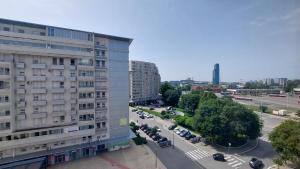 vista sul tetto di una strada cittadina con un edificio di Spacious Condo In Luxury Complex Belville, Belgrade a Novi Beograd