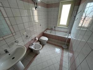 Bilik mandi di Ludox Apartments +5 gambar
