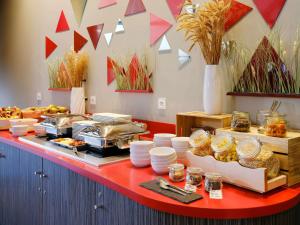 Makanan di atau berdekatan hotel
