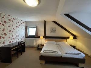 Postel nebo postele na pokoji v ubytování Wellness Hotel Svachovka