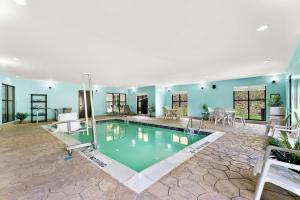 a large swimming pool in a large room with at Comfort Inn & Suites in Tunkhannock