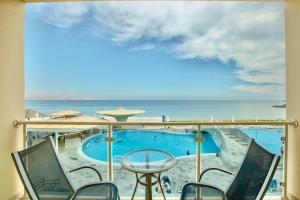 בריכת השחייה שנמצאת ב-Radisson Blu Resort, Fujairah או באזור