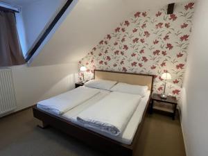 Postel nebo postele na pokoji v ubytování Wellness Hotel Svachovka