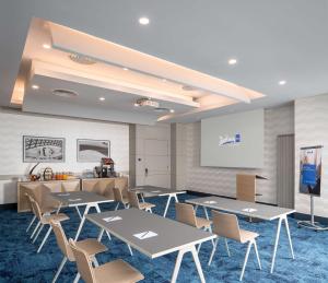 een vergaderzaal met tafels en stoelen en een whiteboard bij Radisson Blu Hotel Bucharest in Boekarest