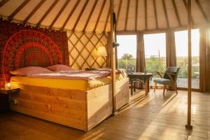 ein Schlafzimmer mit einem großen Bett in einer Jurte in der Unterkunft Halbinsel Resort Peenemünde in Peenemünde