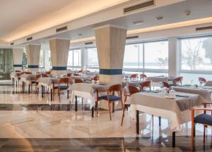 卡拉博納的住宿－加泰羅尼亞領事酒店- 僅限成人，用餐室设有桌椅和窗户。