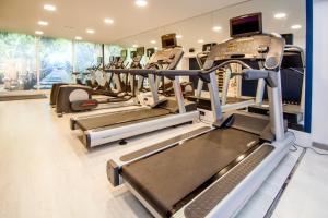 卡拉博納的住宿－加泰羅尼亞領事酒店- 僅限成人，健身房设有跑步机和椭圆机