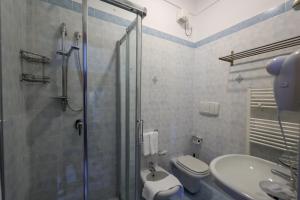 e bagno con doccia, servizi igienici e lavandino. di Hotel Residence - Parco Mare Monte a Ischia