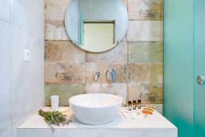 bagno con lavandino e specchio di Blue view Hotel a Limenaria
