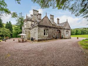 an old stone house with a large driveway at 1 Bed in Langholm 83343 in Langholm