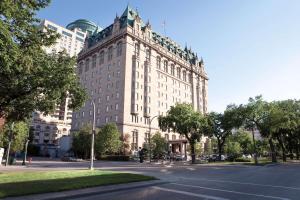 duży budynek z wieżą zegarową na górze w obiekcie The Fort Garry Hotel Spa and Conference Centre, Ascend Hotel Collection w mieście Winnipeg