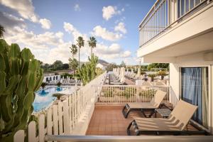 卡拉博納的住宿－加泰羅尼亞領事酒店- 僅限成人，一个带椅子和游泳池的度假阳台