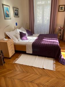 1 dormitorio con 1 cama, vestidor y ventana en Apartment Mario en Split