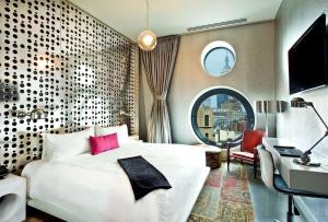 um quarto de hotel com uma cama, uma secretária e uma janela em Dream Downtown, by Hyatt em Nova Iorque