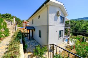 une maison blanche avec un escalier qui y mène dans l'établissement Oleander Hills Villa - Family-Friendly Luxury Villa Yesiluzumlu Fethiye by Sunworld Villas, à Fethiye