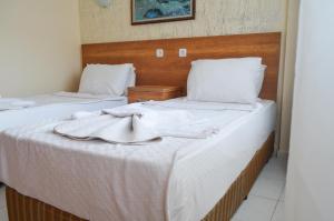 Un pat sau paturi într-o cameră la Dilhan Hotel