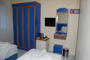 TV a/nebo společenská místnost v ubytování Dilhan Hotel