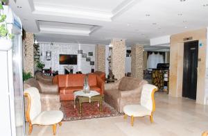 uma sala de estar com sofás e cadeiras em Dilhan Hotel em Marmaris