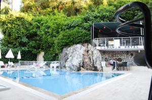 Bazén v ubytování Dilhan Hotel nebo v jeho okolí