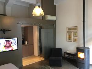 A television and/or entertainment centre at B&B Wellness Yoake