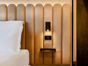a headboard of a bed in a hotel room at TRIBE Milano Malpensa in Vizzola Ticino