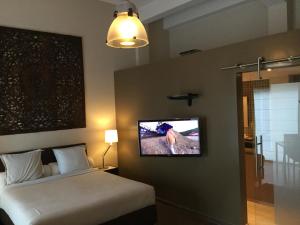 A television and/or entertainment centre at B&B Wellness Yoake