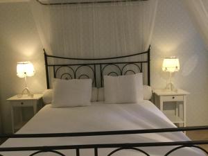A bed or beds in a room at B&B Wellness Yoake