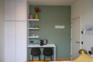 a bedroom with a desk and two chairs in a room at Meningate Lodge in Ieper