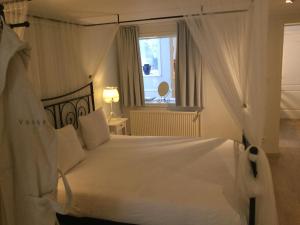 A bed or beds in a room at B&B Wellness Yoake