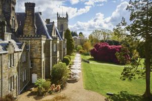 uma imagem de um jardim em frente a uma mansão em Ashdown Park Hotel em Forest Row