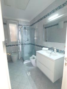 een badkamer met een wastafel, een douche en een toilet bij Villa La Panoramica 3 camere 3 bagni in Capri
