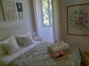 ein Schlafzimmer mit einem Bett und einem Tablett mit Blumen darauf in der Unterkunft Espaco Edla in Sintra