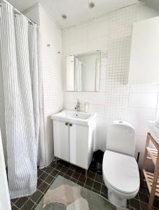 uma casa de banho com um WC branco e um lavatório. em Frederiksberg em Copenhague