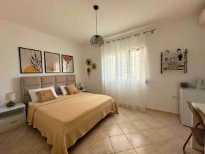 Giường trong phòng chung tại DreamAdes House