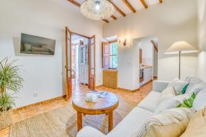 una sala de estar con un sofá y una mesa en Ideal Property Mallorca - Son Paulo, en Búger