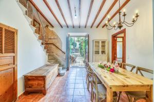 Un comedor con mesa y sillas de madera. en Ideal Property Mallorca - Son Paulo, en Búger