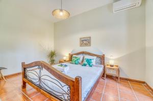 Un dormitorio con una cama con almohadas azules. en Ideal Property Mallorca - Son Paulo, en Búger