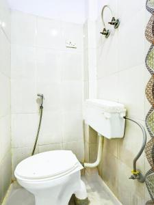 A bathroom at Roomshala 170 Hotel Aura - Malviya Nagar