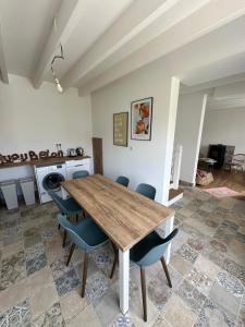 une salle à manger avec une table et des chaises en bois dans l'établissement Maison entre Aven et Belon - Riec sur Belon, à Riec-sur-Bélon 7 autres photos