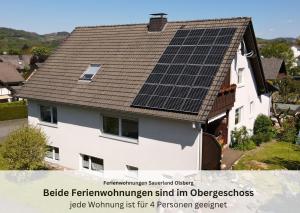 オルスベルクにあるFerienwohnungen Sauerland und Olsbergの屋根に太陽光パネルを敷いた家