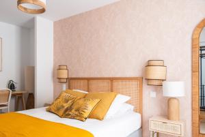 Postel nebo postele na pokoji v ubytování Hôtel Le Ribéral