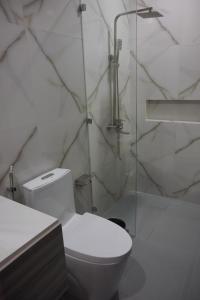 Bilik mandi di Avioré Hotel Tacloban