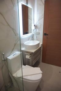 Bilik mandi di Avioré Hotel Tacloban