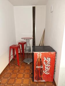 にあるCasa Ricardo (16km de Coruña)の古いコカコーラボックス