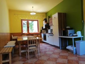 Kuchyň nebo kuchyňský kout v ubytování Adventure House