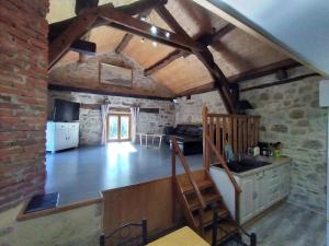 Kuchyň nebo kuchyňský kout v ubytování Ancienne grange réhabilitée et Grangette avec piscine et jardin