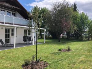 a small tree in a yard next to a house at Ferienwohnung Am Spitalgarten für 6 Personen in Gundelfingen
