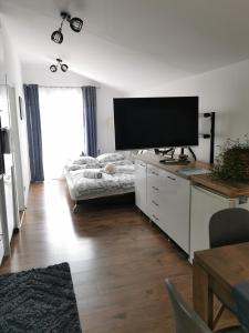 uma sala de estar com uma televisão de ecrã plano numa cómoda em APARTMENT SIYANA em Panagyurishte